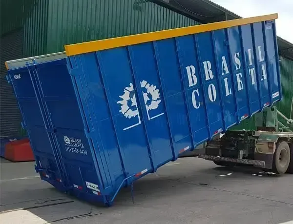 Contêiner roll-on versus caçamba estacionária